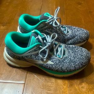 Women’s running shoe